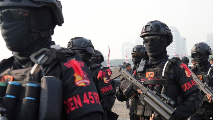 دولت اندونزی از ماه گذشته میلادی اقدامات امنیتی خود را برای شناسایی و دستگیری شبه نظامیان مرتبط با گروه‌های تروریستی بین‌المللی نظیر داعش افزایش داده و به این ترتیب پلیس اندونزی به تازگی ۸ نفر از اعضای یک گروه شبه نظامی منصوب به القاعده را دستگیر کرد.

