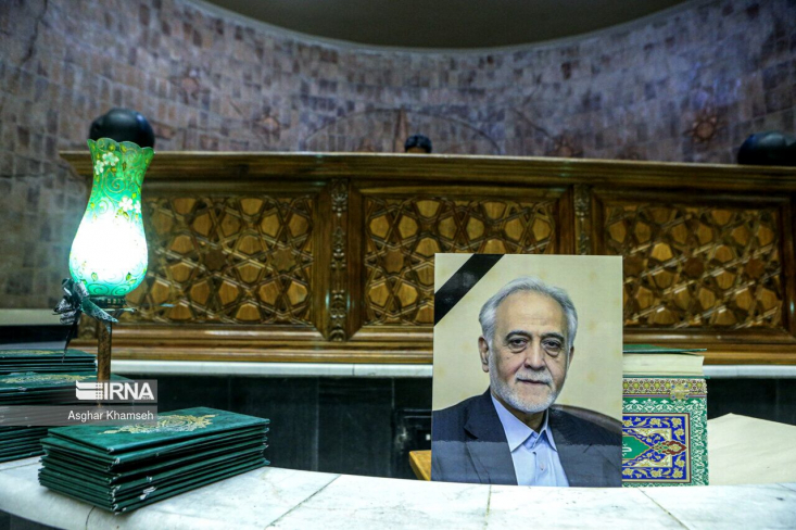 استادی دانشگاه اولویت مرحوم داوودی بود رییس پیشین دانشگاه شهید بهشتی گفت: مرحوم «پرویز داوودی» فردی بی توقع و متین بود که اهل بازی سیاسی نبود. او به استادی دانشگاه وفادار و اولویت برای وی انجام مسئولیتهای دانشگاهی بود.