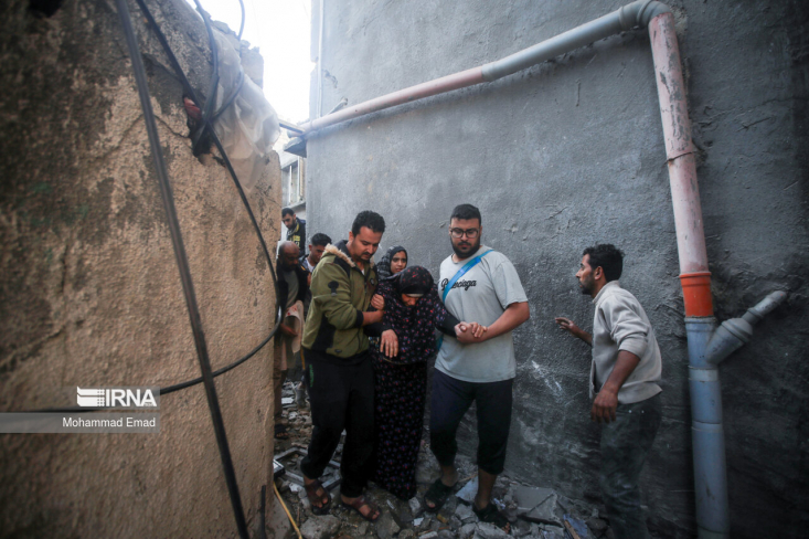 حملات هوایی و زمینی اشغالگران به بخش های مختلف نوار غزه با گذشت دویست و دوازدهمین روز جنگ رژیم صهیونیستی علیه این منطقه ادامه دارد.

