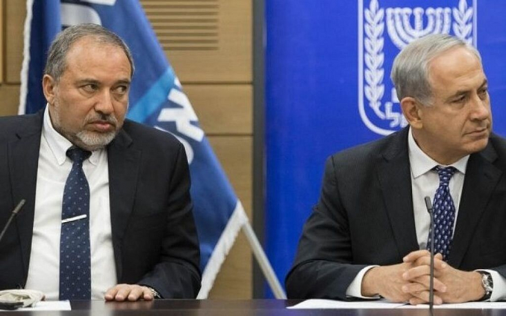وزیر اسبق جنگ رژیم صهیونیستی: نتانیاهو حمایت بین المللی از اسرائیل را نابود کرد «آویگدور لیبرمن» وزیر اسبق جنگ رژیم صهیونیستی و از اعضای سابق حزب لیکود که ریاست آن را بنیامین نتانیاهو برعهده دارد، نخست وزیر این رژیم را آماج حملات شدید قرار داد و گفت که وی حمایت بین المللی از اسرائیل را به خاطر اشتباهات فاحشش از بین برده است.