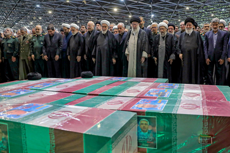 رهبر انقلاب چه دعاهایی در نماز برای شهید رئیسی خواندند؟/ تکرار سهباره عبارت «اللهم إنّا لا نَعلَمُ مِنهُم إلّا خَیرا» مقام معظم رهبری صبح امروز چهارشنبه در دانشگاه تهران بر پیکر مطهر آیتالله شهید سید ابراهیم رئیسی و همراهان او در پرواز خدمت، نماز اقامه کردند.