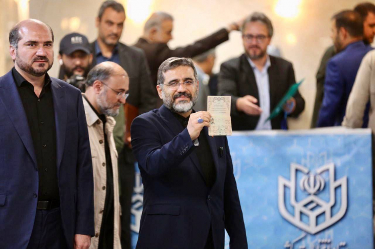همراهی همزمان میثم نیلی و محسن منصوری با محمدمهدی اسماعیلی معنای روشنی برای بدنه انقلابی دارد. مشاور امین آیت‌الله رئیسی امروز با همراهی دو یار نزدیک شهید مظلوم به میدان آمده و پرچم را به نمایندگی از جمع همکاران خود به دوش گرفته است.