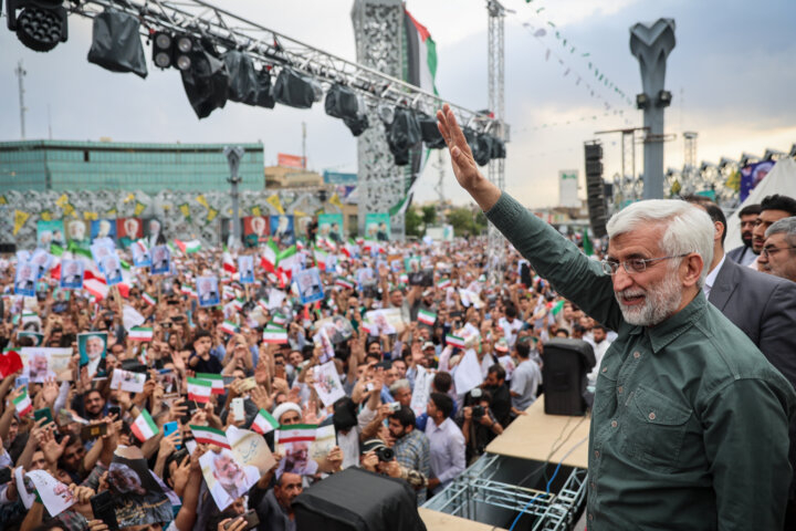  &laquo;سعید جلیلی&raquo; نامزد چهاردهمین دوره انتخابات ریاست جمهوری گفت: کسی که امروز در جایگاه (ریاست جمهوری) قرار می&zwnj;گیرد؛ این جایگاه طعمه&zwnj;ای نیست که تعارف کنیم بلکه راه جدی است که با انتخاب خود ادامه می&zwnj;دهیم و خواهیم ایستاد.
