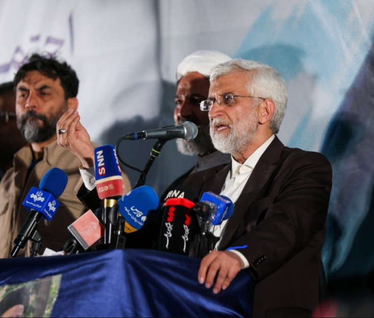 نامزد انتخابات ریاست جمهوری خاطرنشان کرد: فناوری های پیشرفته ممکن است دیر به دست بیاید اما وقتی که به دست می آید ناگهان جایگاه یک کشور را در جهان تغییر می دهد من کسی نیستم که با اولین تشر و تهدید خارجی جا بزنم و دست از حق مردم ایران برای داشتن فناوری های پیشرفته بکشم ایستادن یک کار منفعلانه نیست اگر فعالانه مقاومت نکنیم فعال و با نشاط در مسیر پیشرفت حرکت نکنید دشمن طمع می کند.
