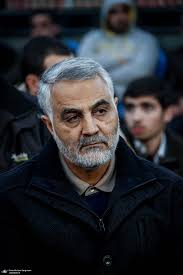 بعد خود ایشان سوال می کند که حالا ما باید کدام یک را انتخاب کنیم؟ سپس خودش پاسخ می‌دهد که ما باید به وصیت‌نامه امام عمل کنیم.
