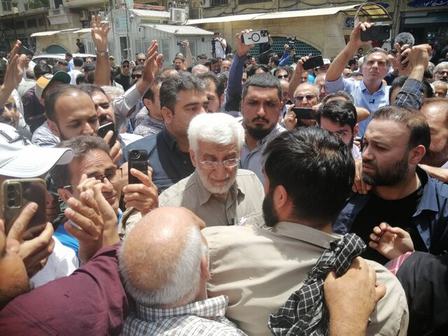حضور سعید جلیلی در بازار بزرگ تهران نامزد چهاردهمین دوره انتخابات ریاست جمهوری امروز یکشنبه دهم تیر ماه در بازار بزرگ تهران در جمع مردم و بازاریان حضور یافت.