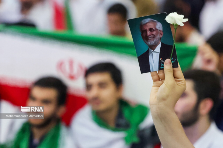 پس از مناظرهها، احتمال پیروزی جلیلی بیشتر شد از سوی دیگر، یک مرکز معتبر دانشگاهی نیز مشارکت را بین ۴۴ تا ۴۷ درصد پیشبینی کرده است. براساس نتایج این نظرسنجی، سعید جلیلی با ۵۲.۵ درصد و مسعود پزشکیان ۴۷.۵ درصد در ردههای اول و دوم قرار خواهند گرفت.