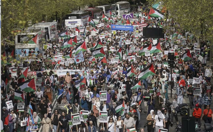تداوم تظاهرات ضداسرائیلی در لندن/ هشدار حامیان فلسطین به دولت جدید کمتر از یک روز پس از پیروزی حزب کارگر به رهبری «کییر استارمر» در انتخابات سراسری انگلیس، هزاران تن از حامیان فلسطین در تداوم اعتراض به جنایت وحشیانه رژیم صهیونیستی علیه مردم مظلوم و بیدفاع فلسطین، در لندن تظاهرات کردند.