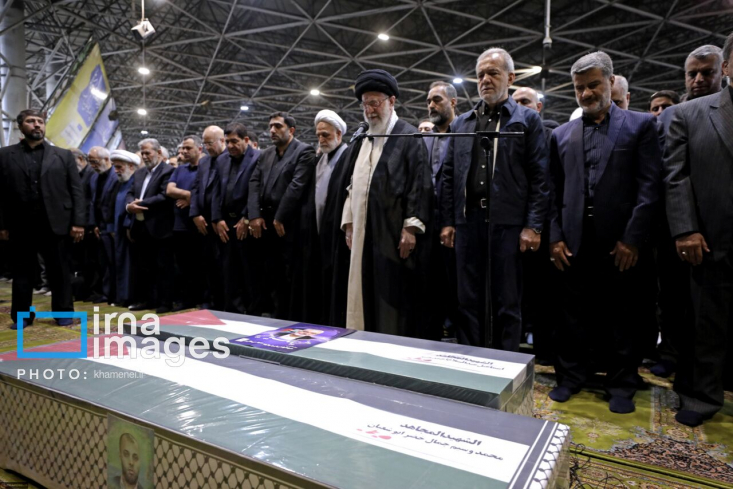 رهبر معظم انقلاب اسلامی بر پیکر شهید اسماعیل هنیه، نماز اقامه کردند.
