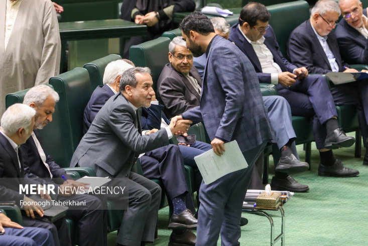 این خرج‌کردن از جایگاه رهبری برای بازی‌های زودگذر سیاسی شاید امروز اثر خود را نشان ندهد؛ اما در بلندمدت و در زمانی که احیاناً کابینه نتواند عملکرد مطلوبی داشته باشد، باعث بدبینی مردم به جایگاه والای رهبری خواهد شد و هزینه‌ای بلاوجه برای این جایگاه ایجاد خواهد کرد. 
