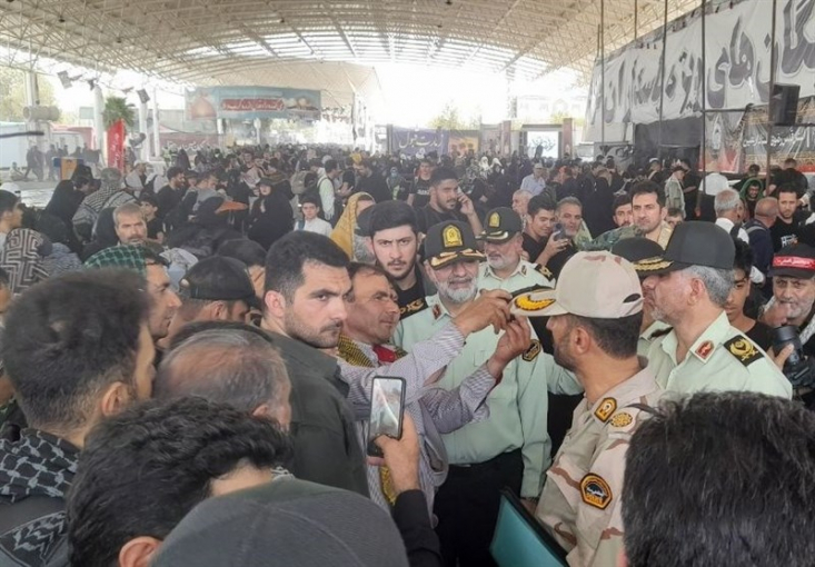فرمانده کل انتظامی گفت: تاکنون سه میلیون و ۶۰۰ هزار زائر اربعین‌ از مرزهای ‌‌شش‌گانه کشور خارج شده‌اند.
