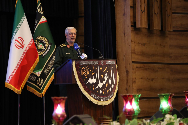 رئیس ستاد کل نیروهای مسلح با بیان اینکه جمهوری اسلامی ایران در دام بازی و تحریکات رسانه‌ای دشمن نم‌ افتد، گفت: جمهوری اسلامی ایران خودش برای انتقام تصمیم می‌گیرد و محور مقاومت به صورت جداگانه عمل خواهد کرد.
