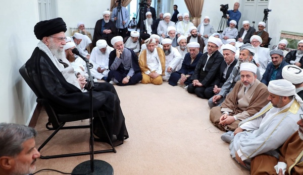 رهبر انقلاب: موضوع وحدت نه یک تاکتیک بلکه یک اصل قرآنی است هبر معظم حفاظت از هویت گرانسنگ «امت اسلامی» را ضروری خواندند و با تأکید بر اهمیت وحدت اسلامی و تلاشهای بدخواهان برای مخدوش کردن آن، گفتند: موضوع «امت اسلامی» به هیچ وجه نباید فراموش شود.
