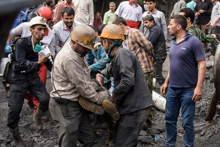 به جای هزینههای کفن و دفن، به فکر بازماندهها باشید/ عدم نظارت دولت، جان ۵۰ کارگر را گرفت/ وزیر کار و صمت، در پی احقاق حق کارگر یا پیمانکار؟ به گفته رییس کانون شورای اسلامی کار خراسان جنوبی، اگر فقط یک سنسور گاز متان در معدن طبس وجود داشت، این اتفاق رخ نمیداد. اما اهمال کاری مسئولین و توجیهات آنان در دفاع از پیمانکارهای معادن همیشه مانع از رسیدگی به حقوق قانونی و بسیار ناچیز کارگران معدن شده است.