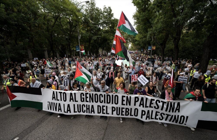 هزاران نفر از مردم اسپانیا با حضور در خیابان‌های پایتخت و سایر شهرهای این کشور، فشار دولت بر رژیم اسرائیل برای پایان دادن به جنگ در خاورمیانه و «نسل‌کشی» در غزه را خواستار شدند.
