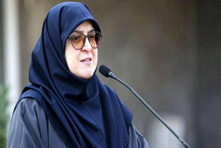 گرانی بنزین قطعی شد؟/ سخنگوی دولت: برای افزایش قیمت با مردم سخن میگوییم! فاطمه مهاجرانی سخنگوی دولت در جمع خبرنگاران گفت: بارها تأکید شده که مردم درباره افزایش قیمت بنزین غافلگیر نخواهند شد و اگر موضوع افزایش قیمت به نتیجه برسد، این مسأله را با مردم طرح میکنیم و بدون هماهنگی با مردم کاری انجام نخواهد گرفت.