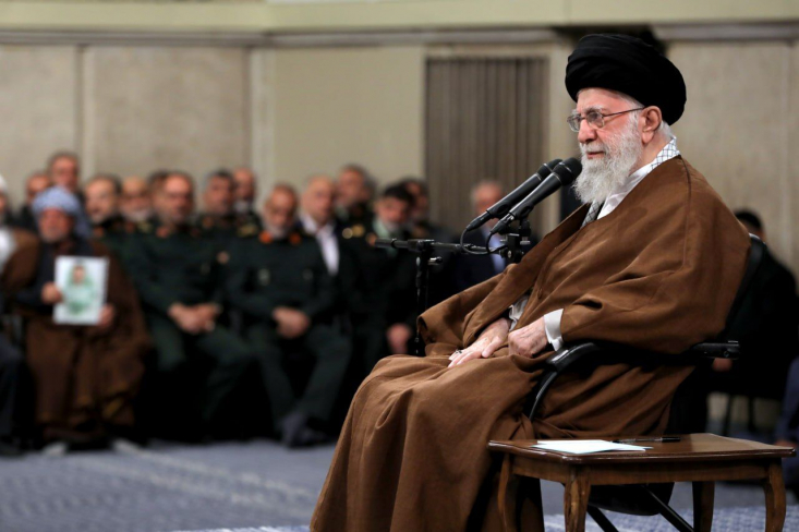 حضرت آیت‌الله خامنه‌ای تأکید کردند: البته کیفیت کار را باید مسئولان ما به درستی تشخیص و آنچه به صلاح این کشور و ملت است انجام دهند تا آنها بفهمند ملت ایران کیست و جوانان آن چگونه‌اند؟

