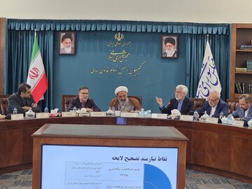 دکتر سعید جلیلی: دشمن باید آنچنان تو دهنی بخورد که بفهمد با چه قدرتی مواجه است در شرایط فعلی کشور و با توجه به تحرکات و تهدیداتی که دشمنان انجام میدهند، این اهمیت دو چندان میشود. امروز نوع حرکت کشور باید با توجه به این شرایط صورت بگیرد؛ یعنی وزارتخانههای مختلف با تمام توان خود در جهت تحقق رشد اقتصادی ۸% حرکت کنند تا کشور بتواند با قدرت، در مقابل این حرکات، حرکت خود را ادامه دهد.