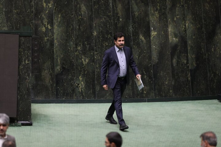 توهین دولت به مجلس رای آورد/ نمایندگان با استعفای حسینزاده موافقت کردند نمایندگان مجلس با استعفای عبدالکریم حسینزاده از نمایندگی مجلس برای فعالیت به عنوان معاون رئیس جمهور در امور توسعه روستایی و مناطق محروم کشور موافقت کردند.