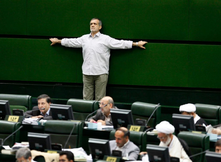  بزرگترین دستاورد دولت در این صد روز را اما آزادسازی واردات و ریجستری گوشی‌های همراه برند اپل است. تلفن‌هایی که ارزان‌ترین آن حدود ۶۰ میلیون تومان قیمت دارد و مشخص است که تنها چه قشری توانایی خرید آن را دارد.