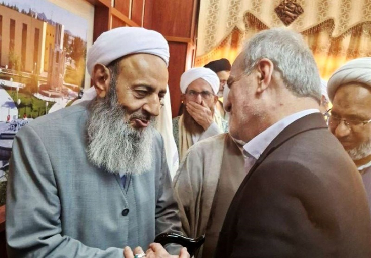 دیدار و گفتگو با افرادی مانند مولوی عبدالحمید تا آنجا که به کاهش شکاف‌ها منجر شود حتماً اقدام خوبی است؛ اما میزانسن مسائل باید به نحوی تنظیم شود که این تصور پدید نیاید که او در موضوعات پیش آمده طرف بی‌گناه ماجرا بوده است.

