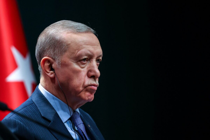 بدقولی یا فرصت طلبی اردوغان؟/ چرا ترکیه به کمک تروریستهای سوری آمد سال ۲۰۱۸ وقتی نشست سران اجلاس آستانه در تهران برگزار میشد، دو سال از آزاد سازی حلب بدست ارتش سوریه، با کمک محور مقاومت و روسیه گذشته بود. روسیه مشغول بمباران ادلب بود و ارتش سوریه نیز قصد انجام عملیاتی بزرگ در ادلب را داشت تا آخرین لانه تروریستها را نیز ویران کند.