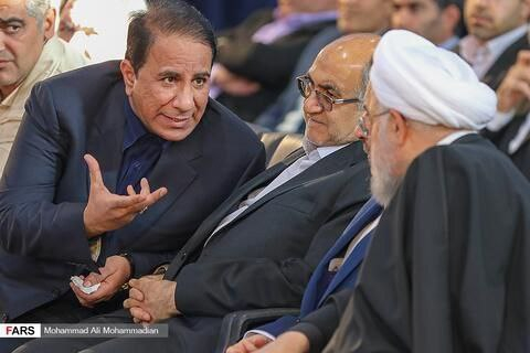 علی خضریان نماینده مردم تهران طی نامه‌ای خطاب به پژمانفر رئیس کمیسیون اصل نودم قانون اساسی خواستار بررسی ابعاد موضوع تصمیم بنیاد مستضعفان برای فروش گروه هتل‌های بین‌المللی پارسیان همچون روند قیمت‌گذاری و بررسی صلاحیت خریدار شد.

