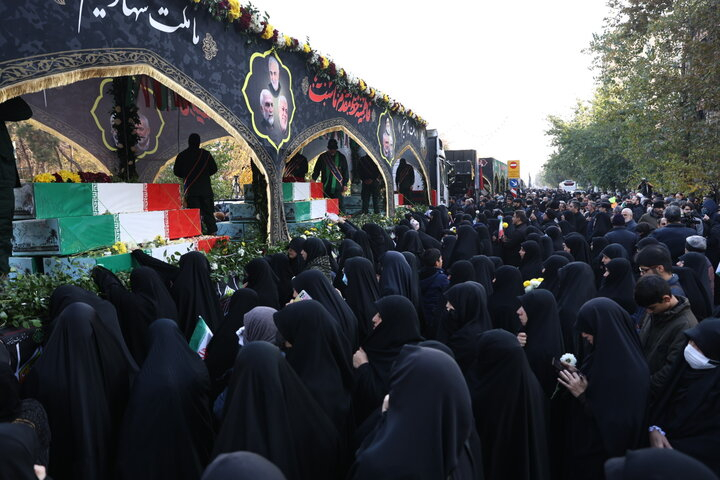 بازگشت لالههای پرپر به آغوش وطن/تشییع باشکوه پیکر ۱۰۰ شهید گمنام در تهران همزمان با سالروز شهادت حضرت فاطمه زهرا (س) و گرامیداشت روز «شهدای گمنام»، امروز پیکرهای مطهر ۳۰۰ شهید گمنام دفاع مقدس در سراسر کشور با حضور باشکوه مردم انقلابی و شهید پرور تشییع شدند.