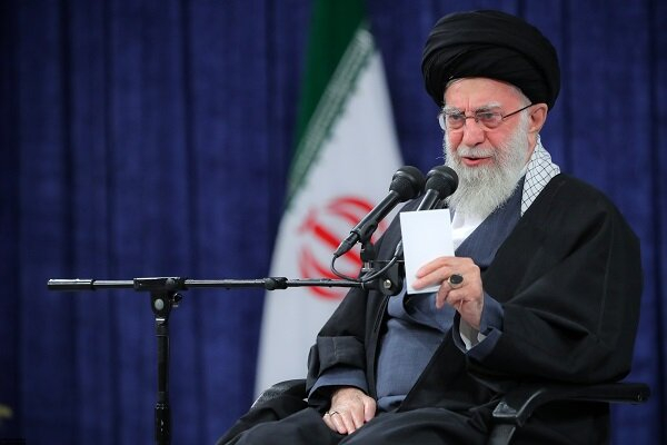 یک وقت یک حرکت بجا، تاریخ را نجات میدهد و گاهی یک حرکت نابجا که ناشی از ترس و ضعف و دنیاطلبی و حرص به زنده ماندن است، تاریخ را در ورطه‌ی گمراهی میغلتاند.