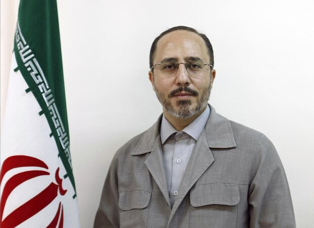آیا عمدی در کار است یا این روند از روی غفلت است؟ این تصویرسازی منفی به گونهای است که با واقعیات میدانی فاصله دارد و هر صاحب نظر منصفی را متعجب میکند که چگونه فقط در عرض چند ماه از ایران عزیز به عنوان کشوری پیشرو، مقتدر، فعال، الهام بخش، باتحرک و تعیین کننده در مسائل جهانی، یک جامعهی تعطیل، فرسوده عقب مانده، معترض، کلنگی و واداده تصویرسازی میشود؟!