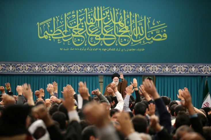 رهبر انقلاب با اشاره به ساخت پی در پی پایگاه‌های آمریکایی در سوریه، گفتند: متجاوز باید از خاک متعلق به یک ملت خارج شود و گرنه او را اخراج می‌کنند؛ بنابراین پایگاه‌های آمریکایی هم حتماً در زیر لگد جوانان سوری پایمال خواهد شد.
