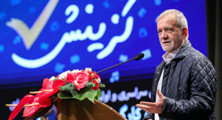متأسفانه، در همین دولت، اتفاق افتاده که فردی به صورت غیر قانونی مسئولیت گرفته و با اعتراض شدید هم روبرو شده است، اما رئیس جمهور هنوز این فرد را کنار نگذاشته است!