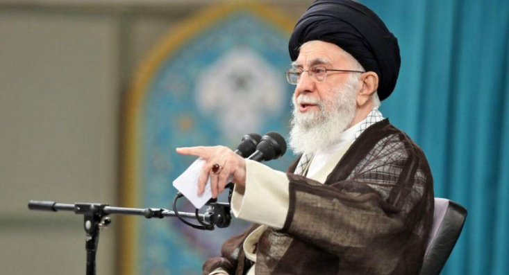 جای تعجب که مسعود پزشکیان بی‌اطلاع از سیاست اعلام شده جمهوری اسلامی ایران و در تعارض با آن، اینچنین نظر شخصی خود را در یک رسانه آمریکایی مطرح می‌کند و همچنین جای تأسف است که آقای پزشکیان در این زمینه از ادبیات آمریکایی‌ها استفاده کرده و «انتقام» را «ترور» بیان می‌کند!

