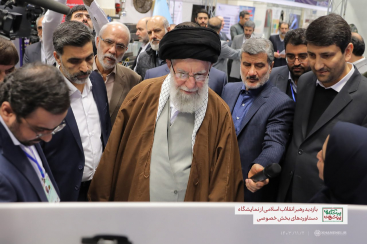 رهبر انقلاب: تنها راه پیشبُرد کشور استفاده از توانمندیهای بخش خصوصی است حضرت آیتالله خامنهای رهبر معظم انقلاب اسلامی صبح امروز سهشنبه به مدت دو ساعت و نیم از نمایشگاه «پیشگامان پیشرفت، رویداد ملی توانمندیها و دستاوردهای بخش خصوصی» بازدید کردند.
