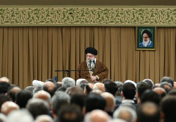 رهبر معظم انقلاب اسلامی : ما در زمینه‌ی نشان دادن "پیشرفت‌ها و تحقق آرزوها" کم کاریم. یک کار رسانه‌ای لازم است.
