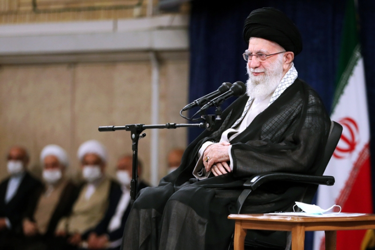 رهبر معظم انقلاب تاکید کردند: پشت لبخندهای دیپلماسی آمریکا نمونه‌هایی از باطن خبیث، دشمنی‌ها و کینه‌هاا پنهان است و باید در مقابل این حقایق، چشمان خود را باز کنیم و مراقب باشیم که با چه کسی مواجهیم و با چه کسی معامله می‌کنیم و حرف می‌زنیم.
