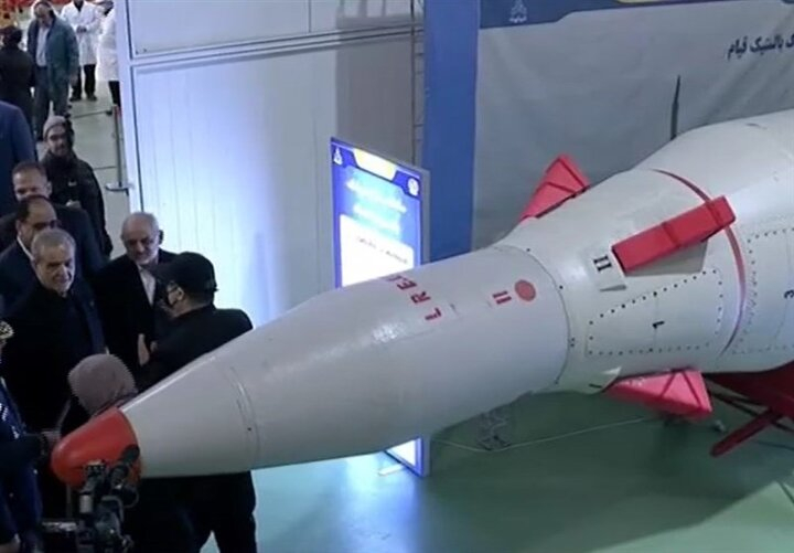 جدیدترین موشک بالستیک با نام «اعتماد» رونمایی شد در جریان بازدید رئیسجمهور از دستاوردهای موشکی وزارت دفاع، موشک بالستیک اعتماد با برد ۱۷۰۰ کیلومتر به نمایش درآمد.