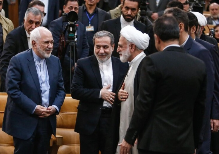 توضیحات اژهای درباره تاخیر در عزل ظریف: منتظر نتیجه استعلامها برای اقدام هستیم/ بجز ظریف افراد بیشتری مشمول قانون میشوند رئیس قوه قضاییه: در مورد مشاغل حساس باید بتوانیم یک تصمیم جمعی بگیریم نه تک به تک. از سه مرجع در مورد بهکارگیری افراد در مشاغل حساس استعلام گرفتهایم فقط یک مرجع پاسخ داده است.
