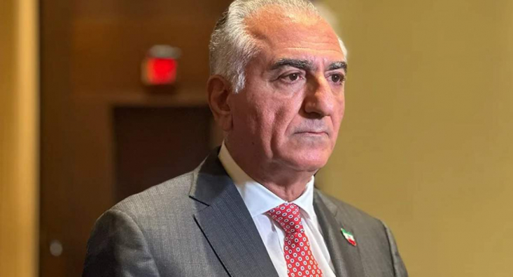 سطح دیدارهای شاهزاده ناکام و رسوایی هایش رضا پهلوی که سرانجام معلوم شد به طور قطعی از کنفرانس مونیخ کنار گذاشته شده است و سپس خبر لغو سخنرانیهای او در پارلمان هلند و مجمع کمبریج نیز آمد، در یک مراسم که در حاشیه کنفرانس مونیخ و از سوی رسانه ایندیپندنت فارسی با مدیر مسئولی «کاملیا انتخابیفرد» تدارک دیده شده بود، شرکت کرد.