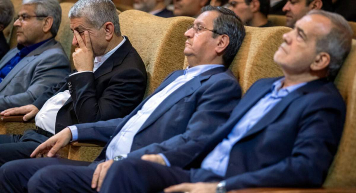 اشتباه بزرگ اقتصادی دولت پزشکیان از نظر حامیان کارشناس اقتصادی حامی دولت معتقد است: سیاستهای ارزی نادرست دولت در قالب شوک، بیشترین ضربه را به تیم اقتصادی دولت زد.
