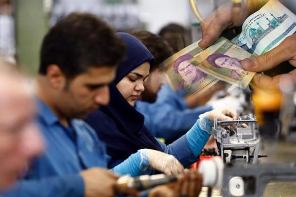 افزایش ۴۵ درصدی حداقل حقوق کارگران در سال ۱۴۰۴/ دولت شهید رئیسی همچنان رکورددار افزایش حقوق کارگران با تصویب شورایعالی کار، حداقل حقوق و دستمزد کارگران در سال آینده به میزان ۴۵ درصد افزایش یافت.