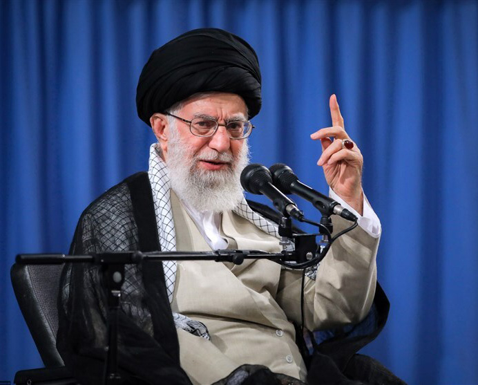 از مذاکره‌ی با آمریکا هیچ مشکلی حل نمیشود. دلیل: تجربه. در این معاهده، طرف ایرانی خیلی هم سخاوت به خرج داد، خیلی امتیاز داد به طرف مقابل، امّا همان معاهده را آمریکایی‌ها عمل نکردند؛ همین شخصی که حالا الان سر کار است، این معاهده را پاره کرد.