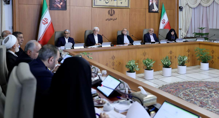«انفعال تیم اقتصادی حیرت‌آور است. این تیم، پاشنه آشیل دولت پزشکیان است».

