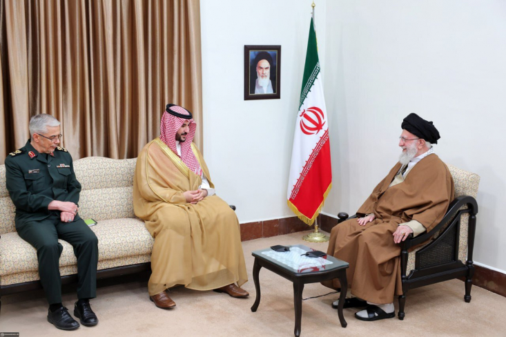 خالد بن سلمان، وزیر دفاع عربستان سعودی عصر امروز پنجشنبه پیام پادشاه این کشور را تقدیم حضرت آیت‌الله خامنه‌ای رهبر معظم انقلاب اسلامی کرد.