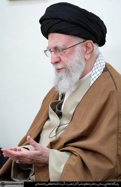  تلاوت قرآن، این حفظ قرآن که من وقتی میبینم آنجا جوانها نشسته‌اند و قرآن را به‌اصطلاح با ترتیل میخوانند، حافظ از حفظ میخواند، از شدّت خشنودی و خوشحالی واقعاً منقلب می‌شوم.