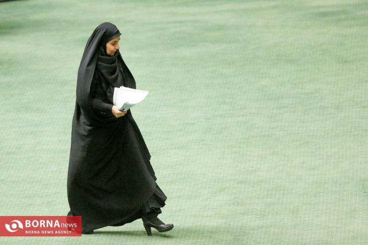 تلاش واهی اصلاحات برای سیاسی کردن استیضاح خانم وزیر! گروهی از اصلاح طلبان در تلاش هستند با برجسته کردن «زن» بودن وزیر راه و اتهام زنی به نمایندگان مانع استیضاح خانم وزیر شوند.