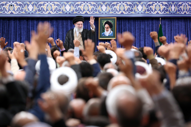 رهبرانقلاب: حج تنها فریضهای است که شکل و ظاهر و ترکیب آن صد درصد سیاسی است/ اگر امت اسلامی متحد بود، قضایای غزه و یمن اتفاق نمیافتاد حضرت آیتالله خامنهای در دیدار جمعی از کارگزاران حج تاکید کردند: حج برخلاف تلاش و گفتار و رفتار بعضیها که خدشه میکنند در این حرفها، ماهیتش ماهیت سیاسی است، شکلش شکل سیاسی است ترکیبش ترکیب سیاسی است.