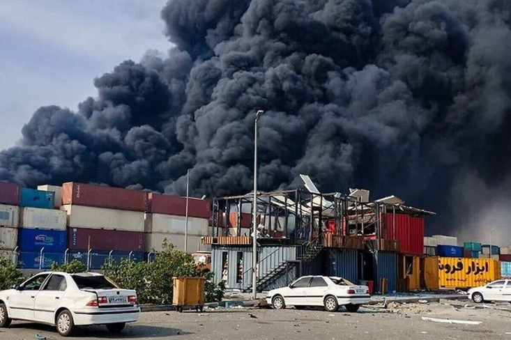 بازداشت ۲ مدیر درپی حادثۀ بندر شهید رجایی/ علت حادثه همچنان در انتظار اعلام رسمی طبق اطلاعیۀ کمیتۀ بررسی عوامل حادثۀ بندر شهید رجایی، روند احضار، تحقیق و بازداشت متهمان آغاز شده و تاکنون یک مدیر دولتی و یک مدیر از بخش خصوصی با قرار قانونی مناسب بازداشت شدهاند.