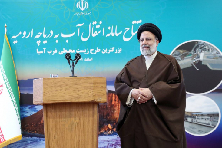 شهید رئیسی تنها رئیس قوه قضاییهای بود که مدرک دکترای حقوق هم داشت/دههها زمان میبرد تا یک شخصیتی مثل شهیدان سلیمانی، بهشتی، و رئیسی ساخته شود با مرور ویژگیهای شخصیتهای انقلاب اینگونه میفهمیم که شخصیتهای زحمتکش، متدین و انقلابی زیادی داریم ولی مگر چند نفر مثل حاج قاسم سلیمانی و آقای رئیسی میشوند؟