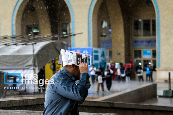 سی و ششمین نمایشگاه کتاب تهران - روز هشتم سی و ششمین نمایشگاه کتاب تهران با شعار «بخوانیم برای ایران» از چهارشنبه (۱۸ اردیبهشت ۱۴۰۴) در مصلی امام خمینی (ره) تهران آغاز و تا ۲۷ اردیبهشت میزبان علاقمندان است. بیش از دو هزار و ۳۰۰ ناشر برای شرکت در بخشهای مختلف نمایشگاه بینالمللی کتاب تهران ثبتنام کردند.